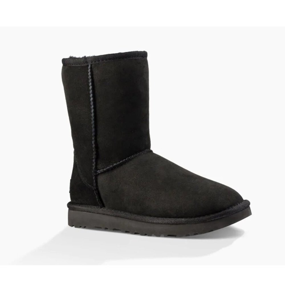 UGG CLASSIC SHORT II BOOT BLACK  (SIZE 9)